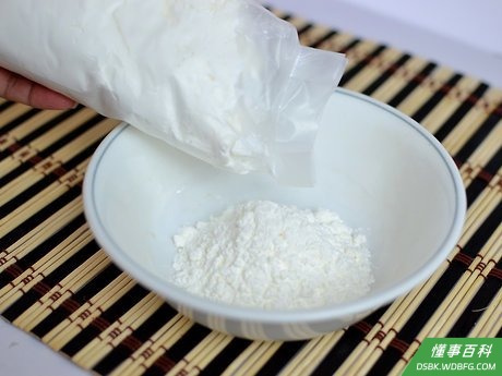 Step 1 将面粉过筛到一只大的碗里。