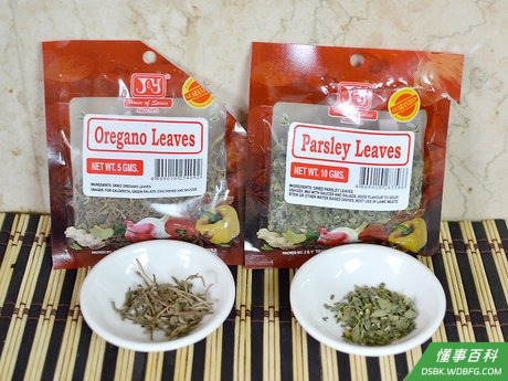 Step 2 把洋葱和香料加到汤里。