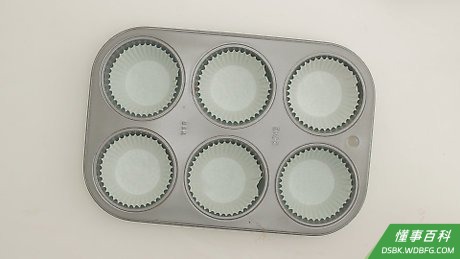 Step 2 蛋糕模中放好纸衬，摆好。