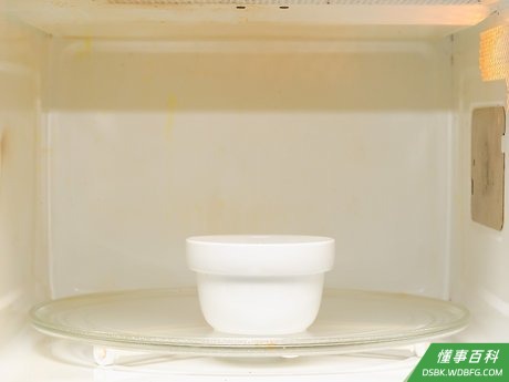 Step 5 将蜂蜜用微波炉加热30秒,或者小火加热一分钟。