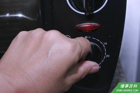 Step 1 将烤箱预热至135° C。