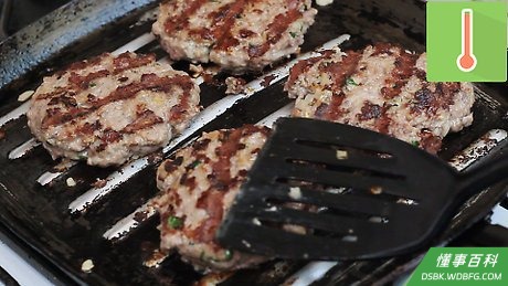 Step 2 选择烹饪方法：在家烹饪肉饼可以用烤炉或烤架烤，用煎锅煎，或用烤肉架烤。
