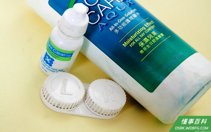 Step 2 如果你有佩戴隐形眼镜，别忘了带上隐形眼镜盒子和药水，方便你在入水前把隐形眼镜摘下来。...
