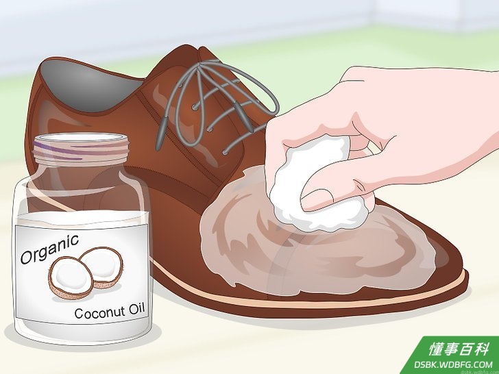 Step 3 直接用椰子油清洁和保养皮革。