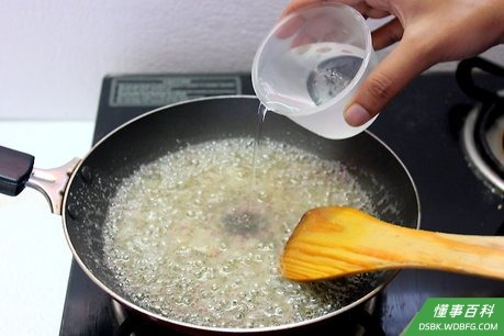 Step 1 在平底锅中倒入糖，用低火烹煮。