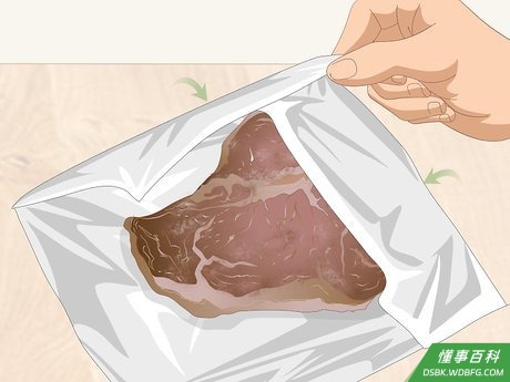Step 3 端上餐桌前包好牛排,静置几分钟。