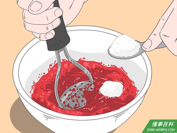 Step 2 把草莓捣成糊状。