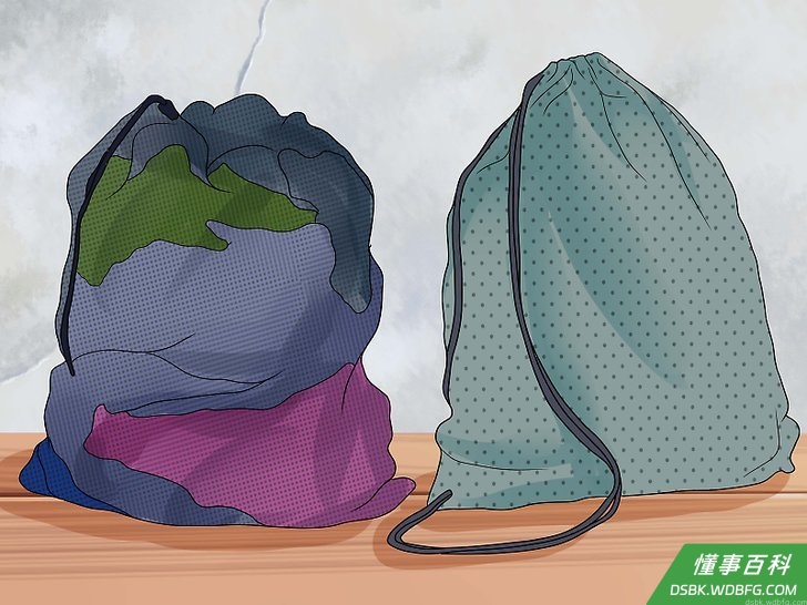Step 5 把脏衣服单独密封在塑料袋里，与干净衣服隔离开来。