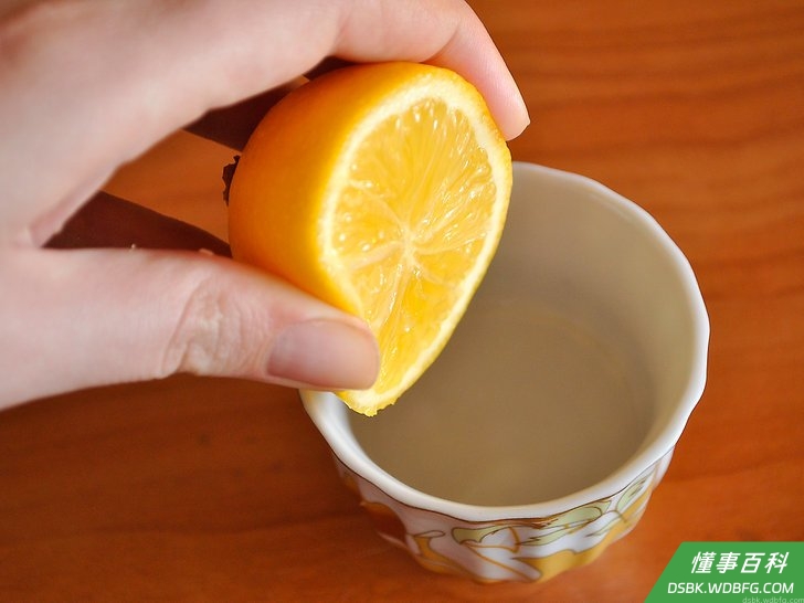 Step 5 柠檬甘油面膜：用一份新鲜挤出的柠檬汁和两份甘油做成面膜，每周敷一次。