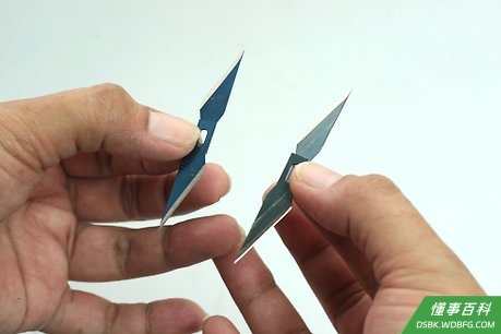 Step 3 把另外两把刀刃放到胶带上面。