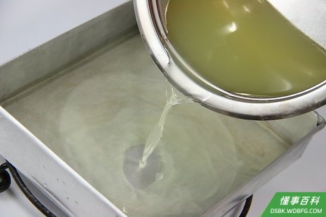Step 5 放进大的正方形盘子里冷冻。