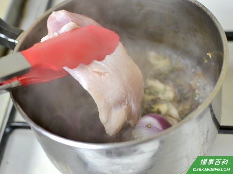 Step 4 小心地把鸡加入到汤锅里。