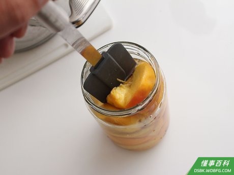 Step 3 用一个橡胶小铲在桃子和罐子之间移动。