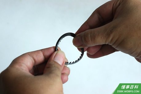 Step 2 把塑料环外翻。