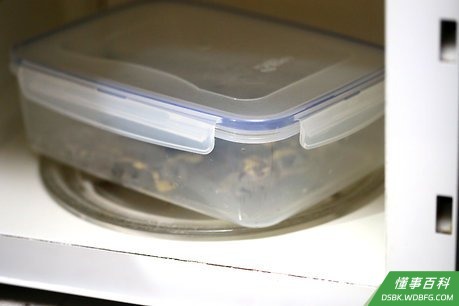 Step 3 盖上盖子，用微波炉蒸到虾变成粉红的不透明状。