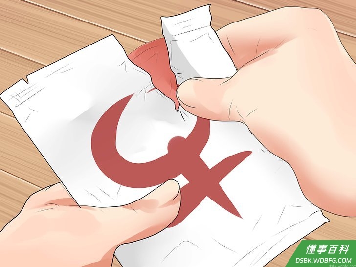 Step 2 从包中取出避孕套。