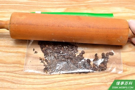 Step 3 碾压咖啡豆。