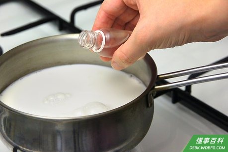 Step 2 搅拌脱脂乳和凝乳酶。