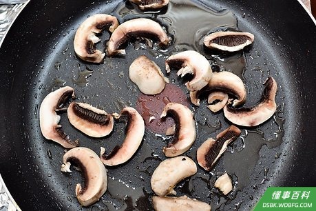 Step 5 把蘑菇、海椒和盐加入锅中一起煮4分钟。