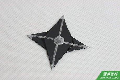 Step 4 用胶带做个飞镖出来。