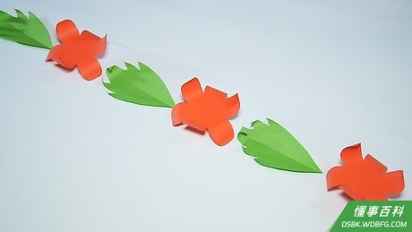Step 6 用花瓣和树叶创造图案。