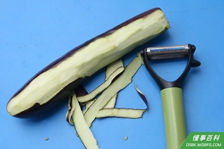 Step 2 将洗净的茄子切成1厘米大小的块或者片。