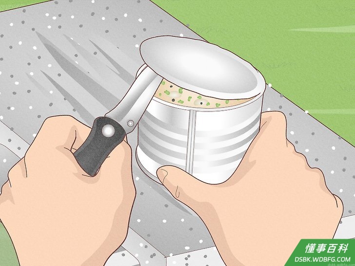 Step 4 用小折刀撬开罐头。