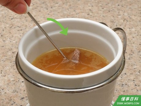 Step 8 在热的液体中煮肉和蔬菜。