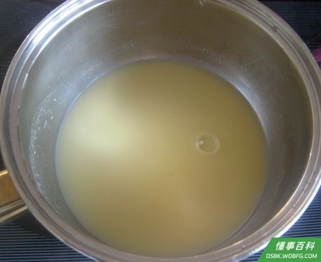 Step 4 将干芥末倒入小炖锅里，然后把将酒的混合物过滤（滤去洋葱和大蒜）到锅里。