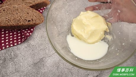 Step 2 揉捏黄油的时候收集酪乳。
