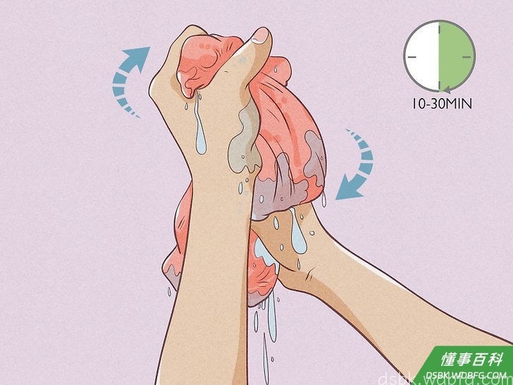 Step 4 尽量挤掉衣服里的水。