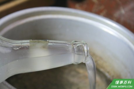 Step 2 准备蒸牡蛎时需用的水。