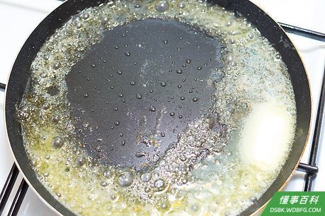 Step 1 在小炖锅中将黄油融化。