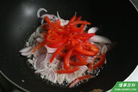 Step 7 先把洋葱、辣椒以及其他调味品放进去炒,加点酱油(可选)