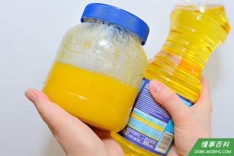 Step 2 把油和甜味添加剂混合。