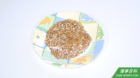 Step 4 将椰丝倒入盘里。