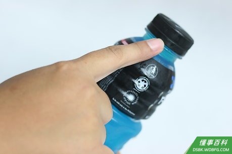 Step 1 把塑料瓶上的盖子和塑料环取下。
