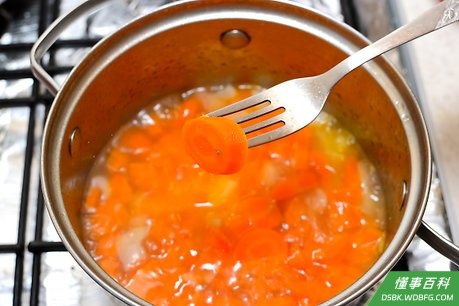 Step 3 胡萝卜变软了就开小火煮。