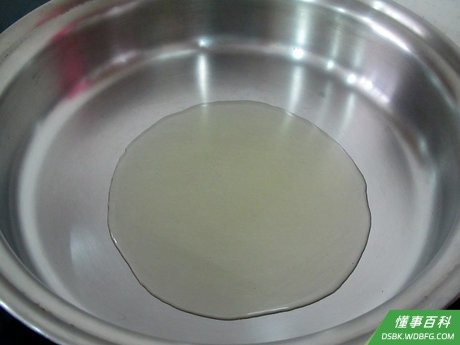 Step 2 在一个大的焖锅里加热橄榄油。