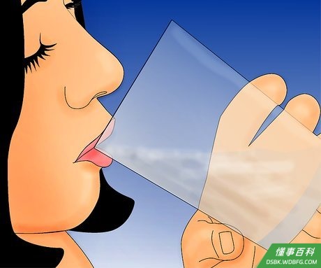 Step 2 快速喝下盐水。