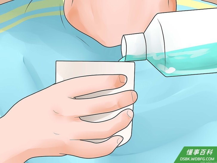 Step 2 使用抗微生物漱口水来消灭细菌。