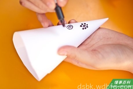 Step 5 如果你想的话，可以给圆锥涂上颜色或者其他装饰。
