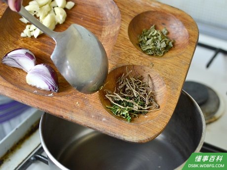 Step 2 把洋葱和香料加到汤里。