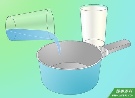 Step 3 把牛肉汤或牛骨汤加进汤汁中。