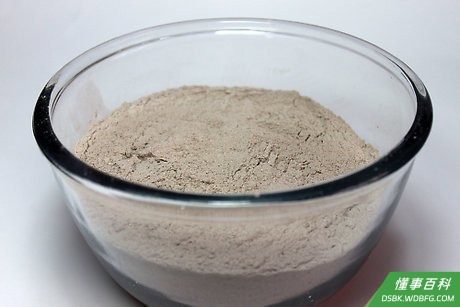 Step 2 把面粉,糖,可可粉,泡打粉,小苏打和盐混合在一个中等大小的碗里。