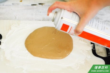 Step 5 将面团取出，放在铺了糯米粉的平面上，然后喷上食用防粘喷雾。