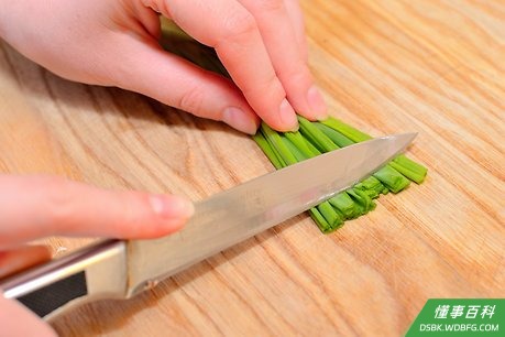 Step 3 剥皮切碎其他蔬菜。
