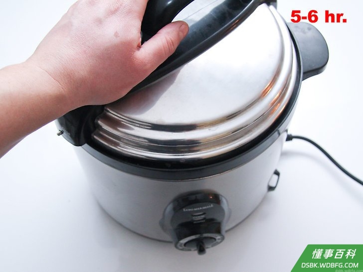 Step 2 盖上盖子小火煮5-6个小时。
