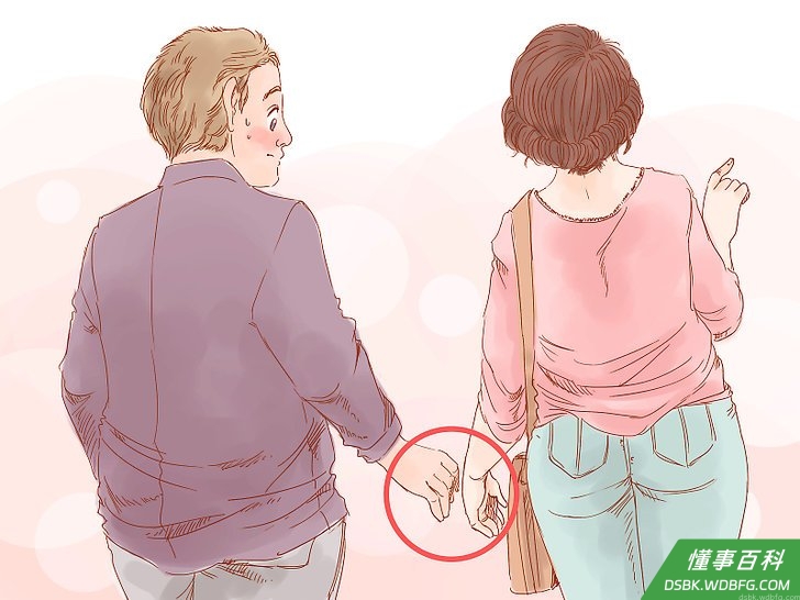 Step 3 用你的手臂环住她的肩膀。