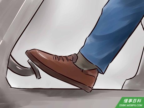Step 4 踩下制动器。